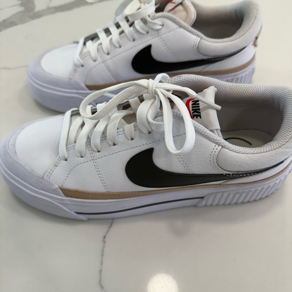Nike women’s White and Black Sneakers - Picture 4 of 7